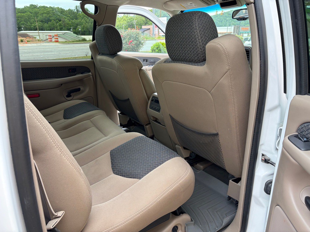 2004 Chevrolet Avalanche Image 11