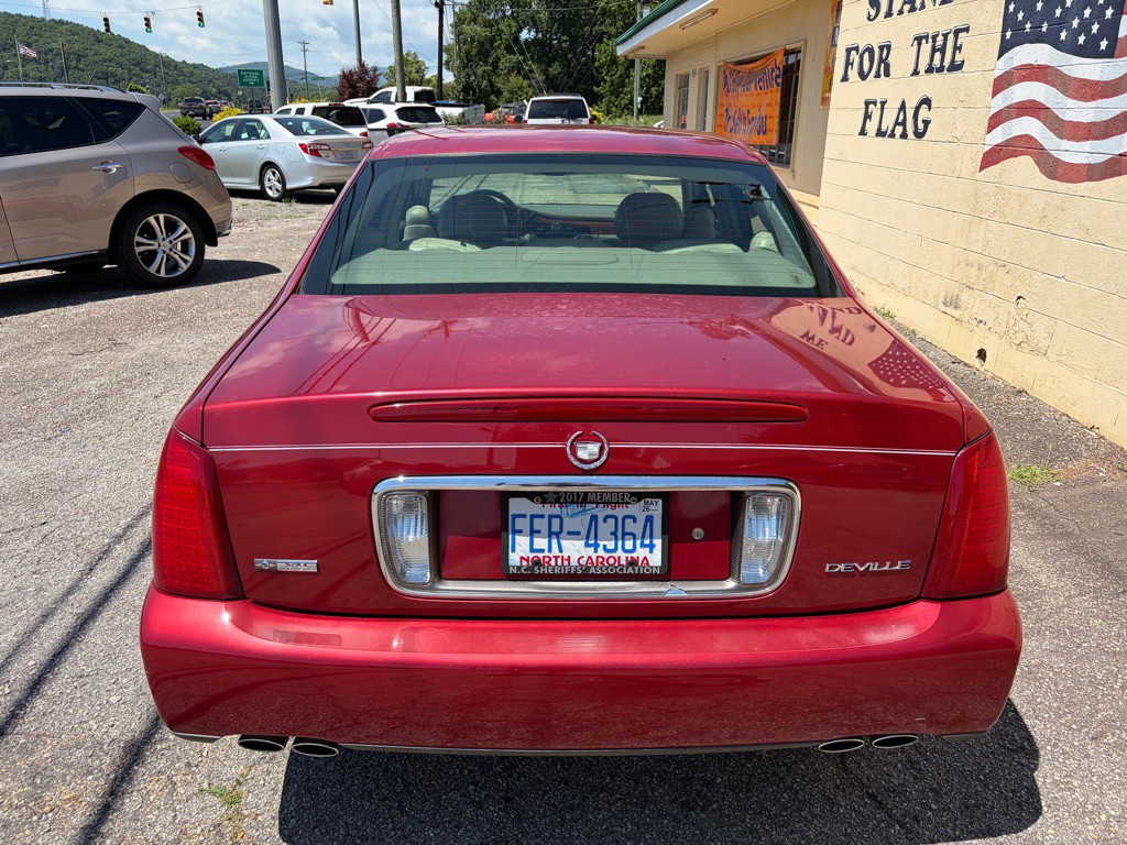 2004 Cadillac DeVille Image 8