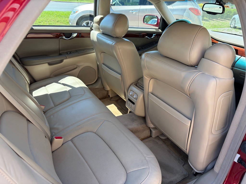 2004 Cadillac DeVille Image 12