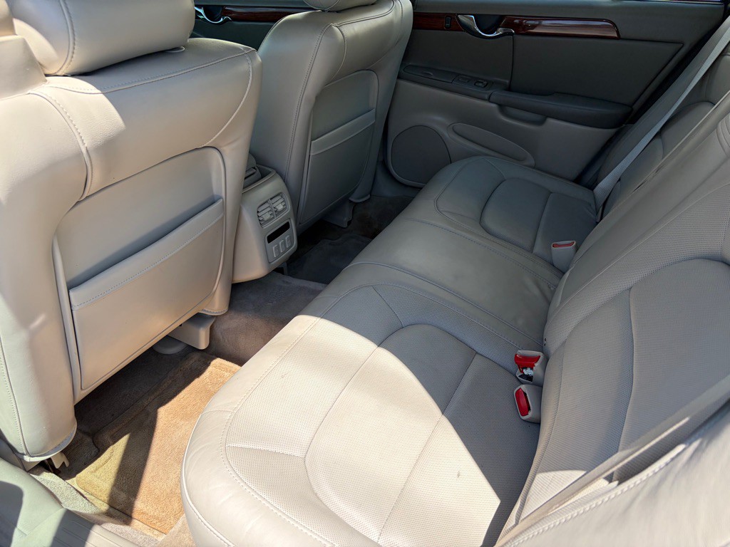 2004 Cadillac DeVille Image 13