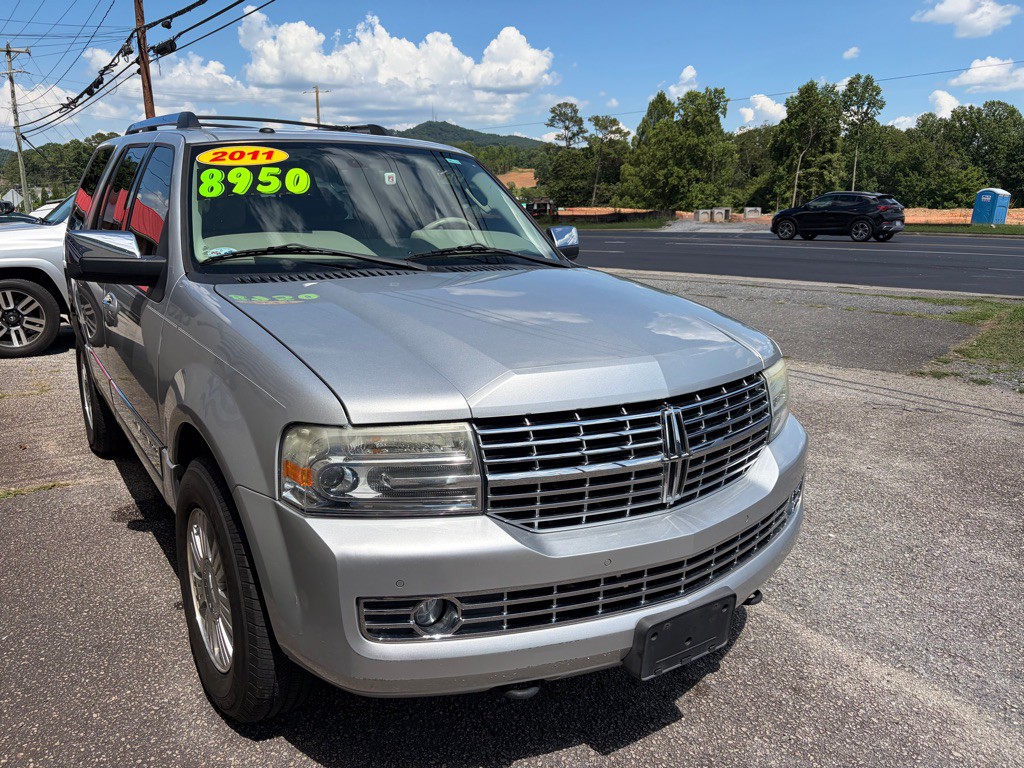 2011 Lincoln Navigator Image 2