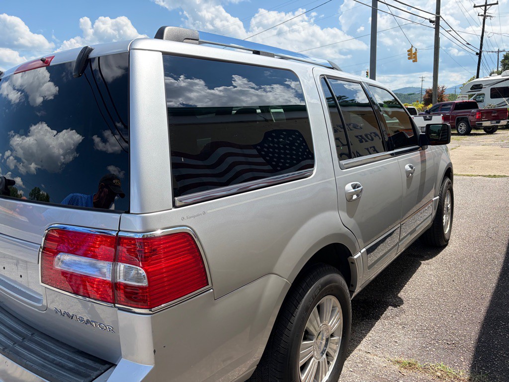 2011 Lincoln Navigator Image 8