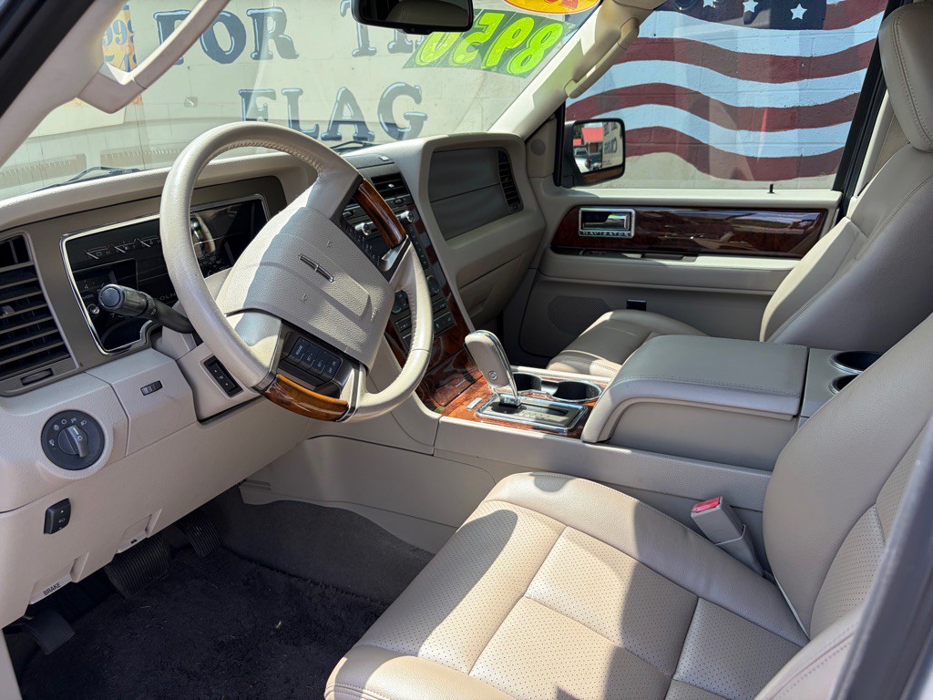 2011 Lincoln Navigator Image 10