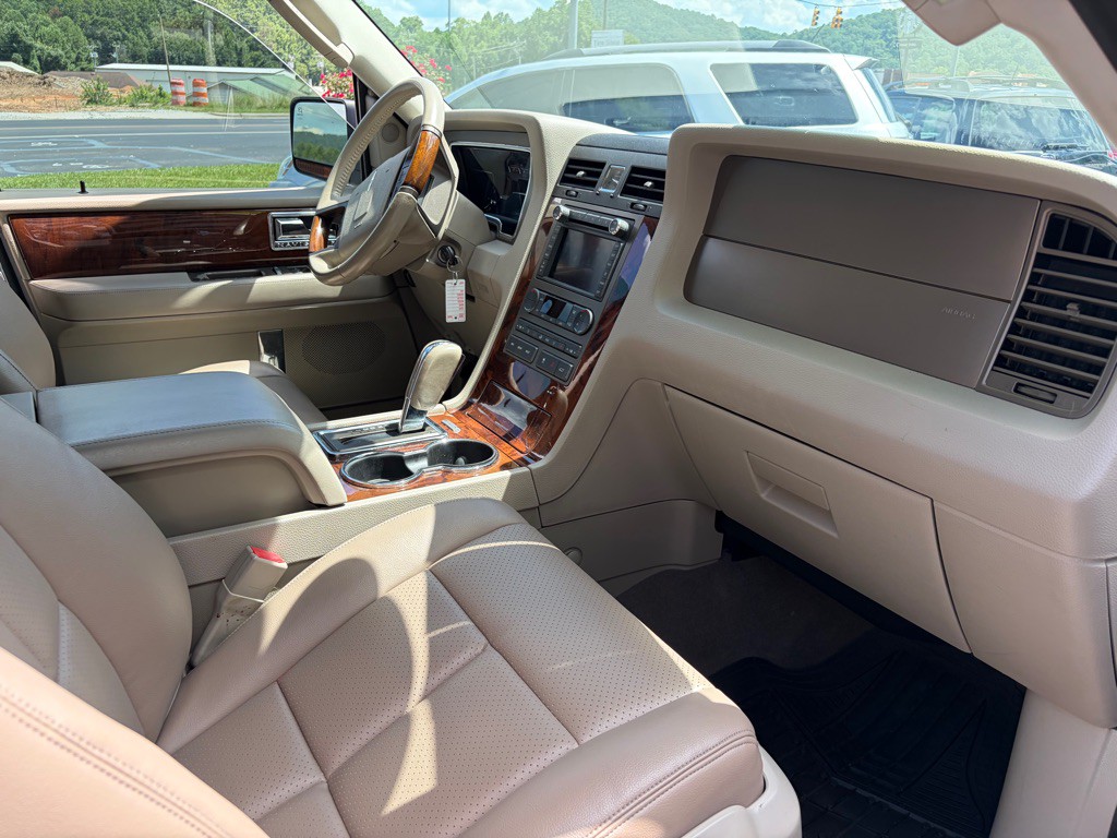 2011 Lincoln Navigator Image 11