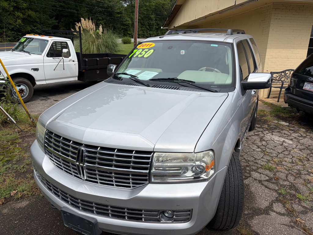 2011 Lincoln Navigator Image 2