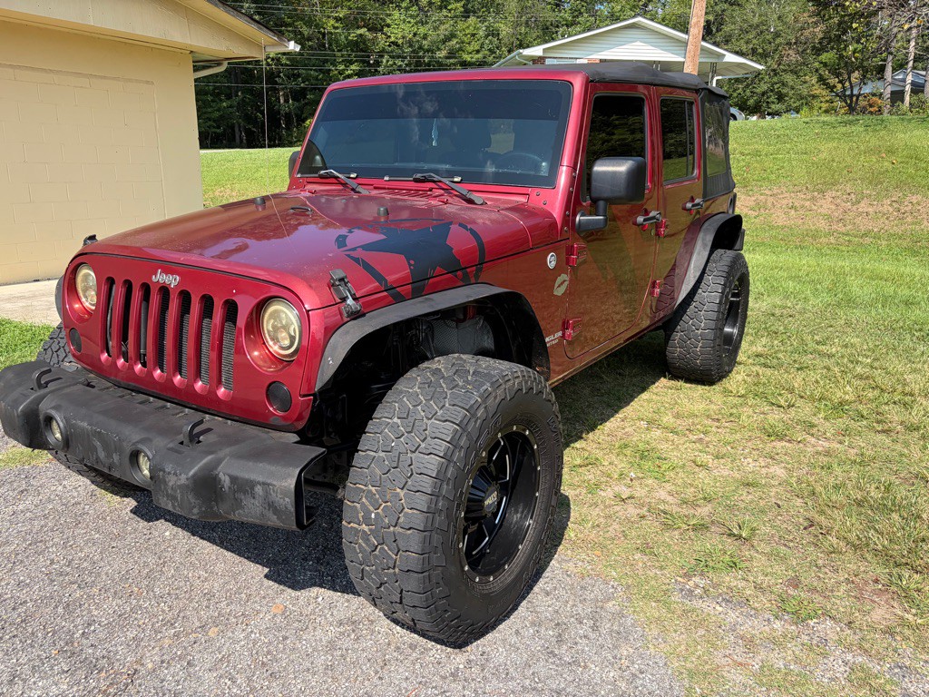 2011 Jeep Wrangler Unlimited Image 2