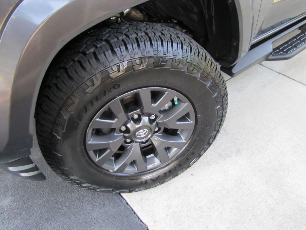2020 Toyota Tacoma Image 32