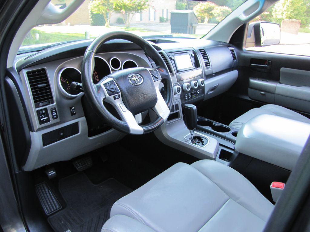 2015 Toyota Sequoia Image 14
