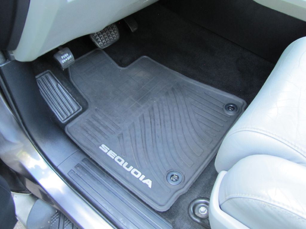 2015 Toyota Sequoia Image 15