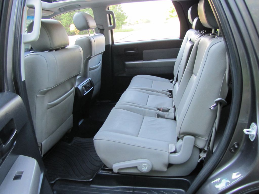2015 Toyota Sequoia Image 17
