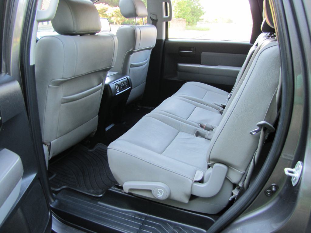 2015 Toyota Sequoia Image 18