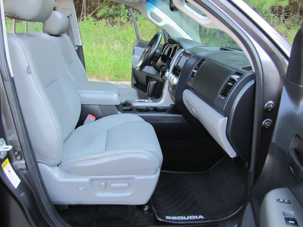 2015 Toyota Sequoia Image 22
