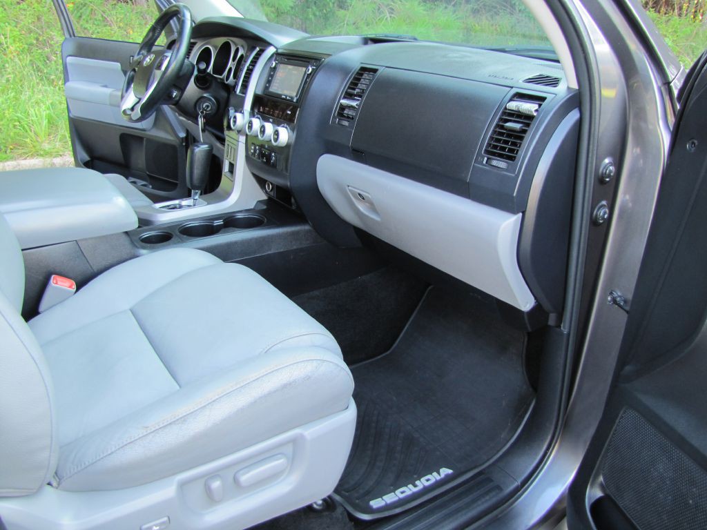 2015 Toyota Sequoia Image 23