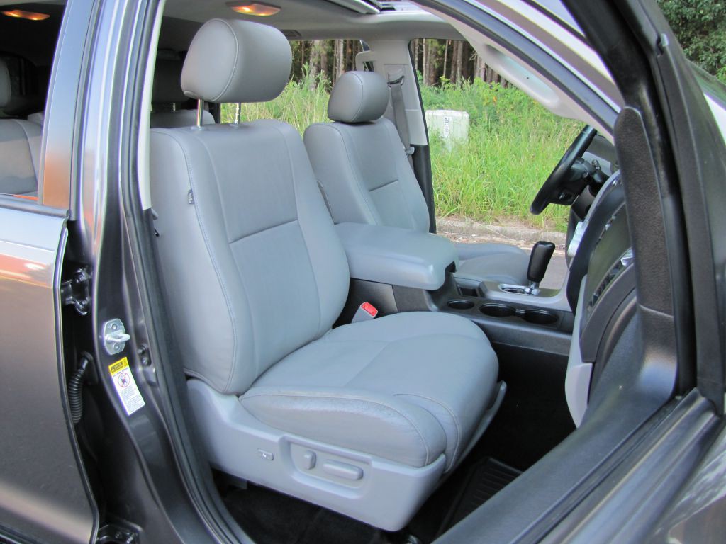 2015 Toyota Sequoia Image 24