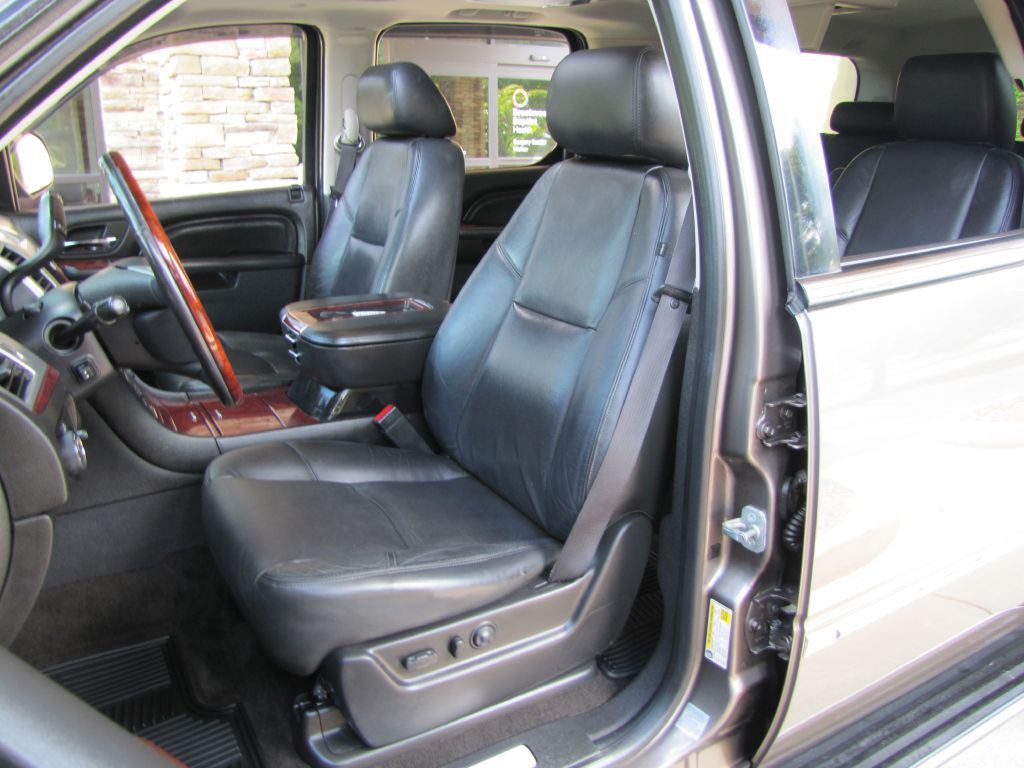 2012 Cadillac Escalade Image 17