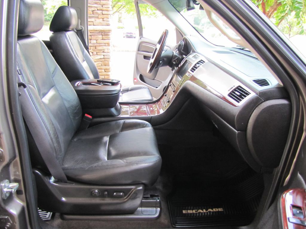 2012 Cadillac Escalade Image 25