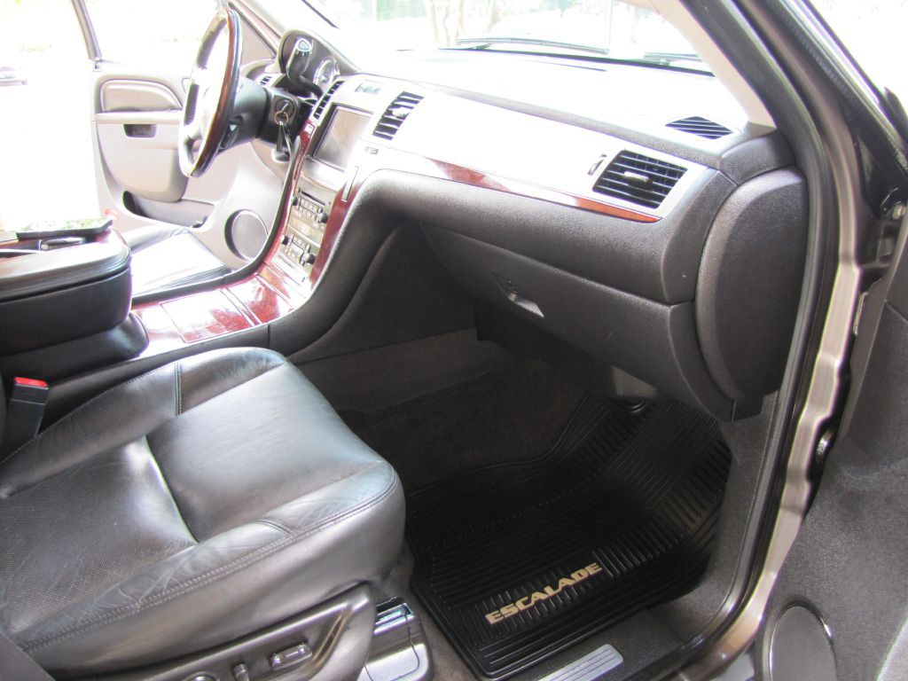 2012 Cadillac Escalade Image 26