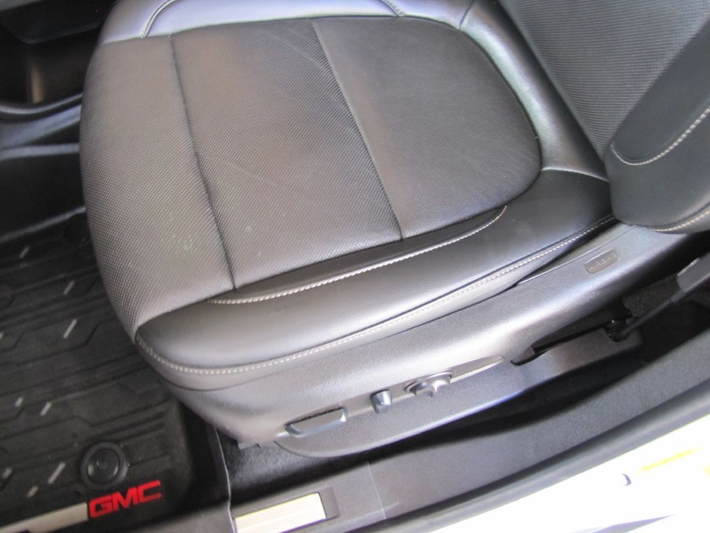 2022 GMC Acadia Image 16