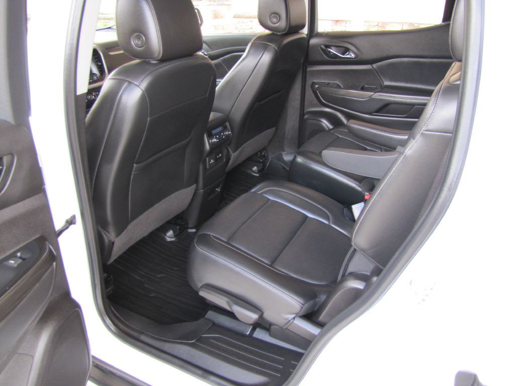 2022 GMC Acadia Image 19