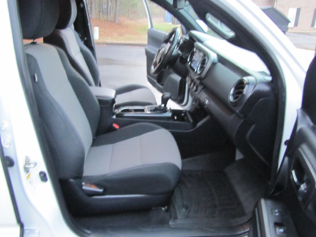 2020 Toyota Tacoma Image 21