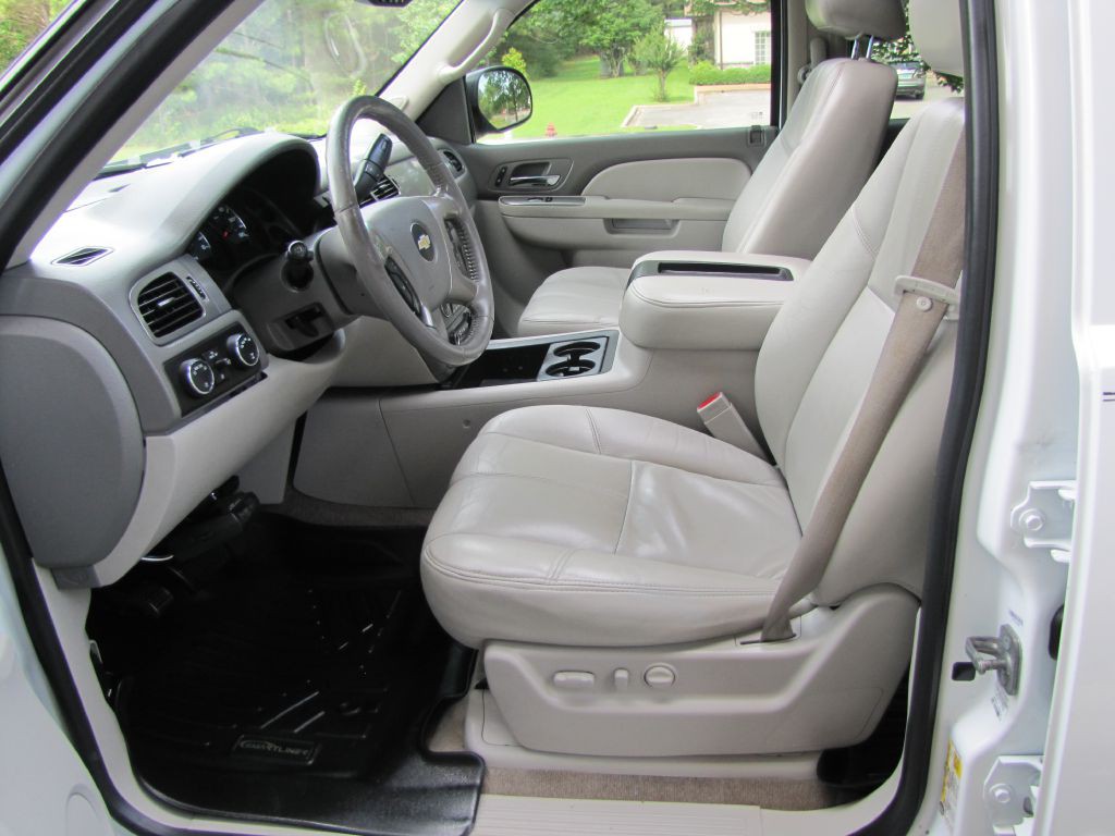 2012 Chevrolet Suburban Image 12