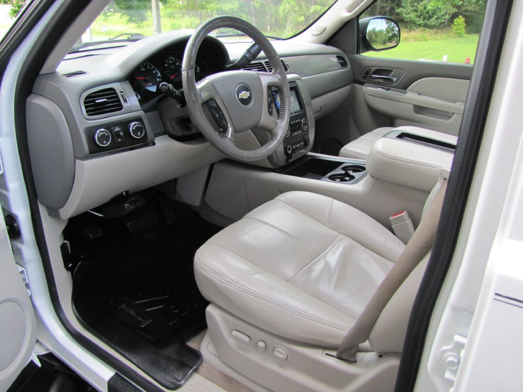 2012 Chevrolet Suburban Image 13