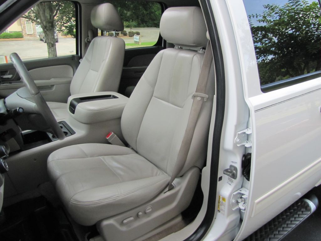 2012 Chevrolet Suburban Image 15