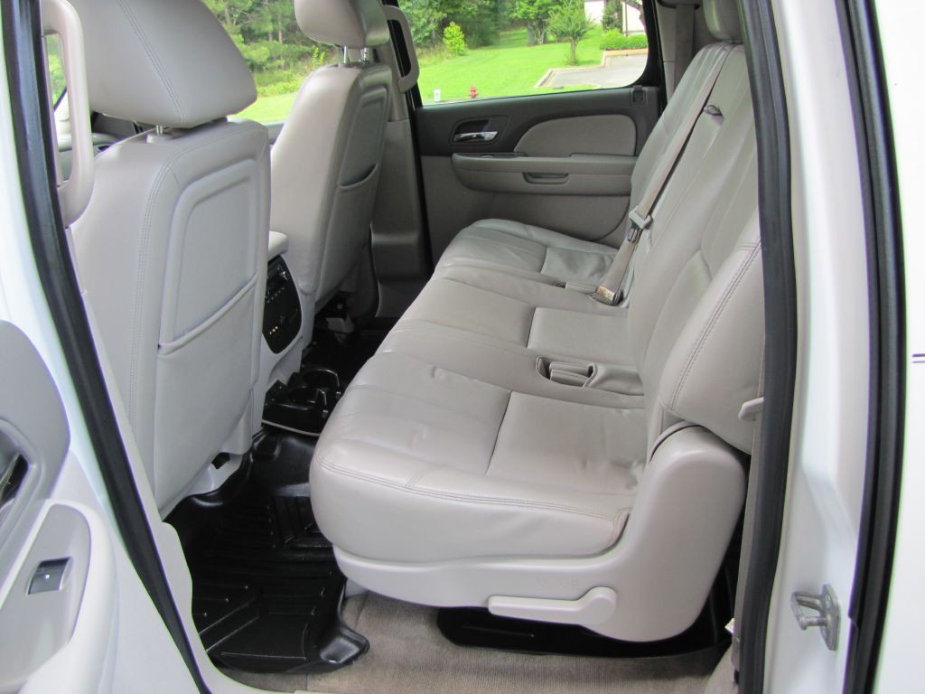2012 Chevrolet Suburban Image 17