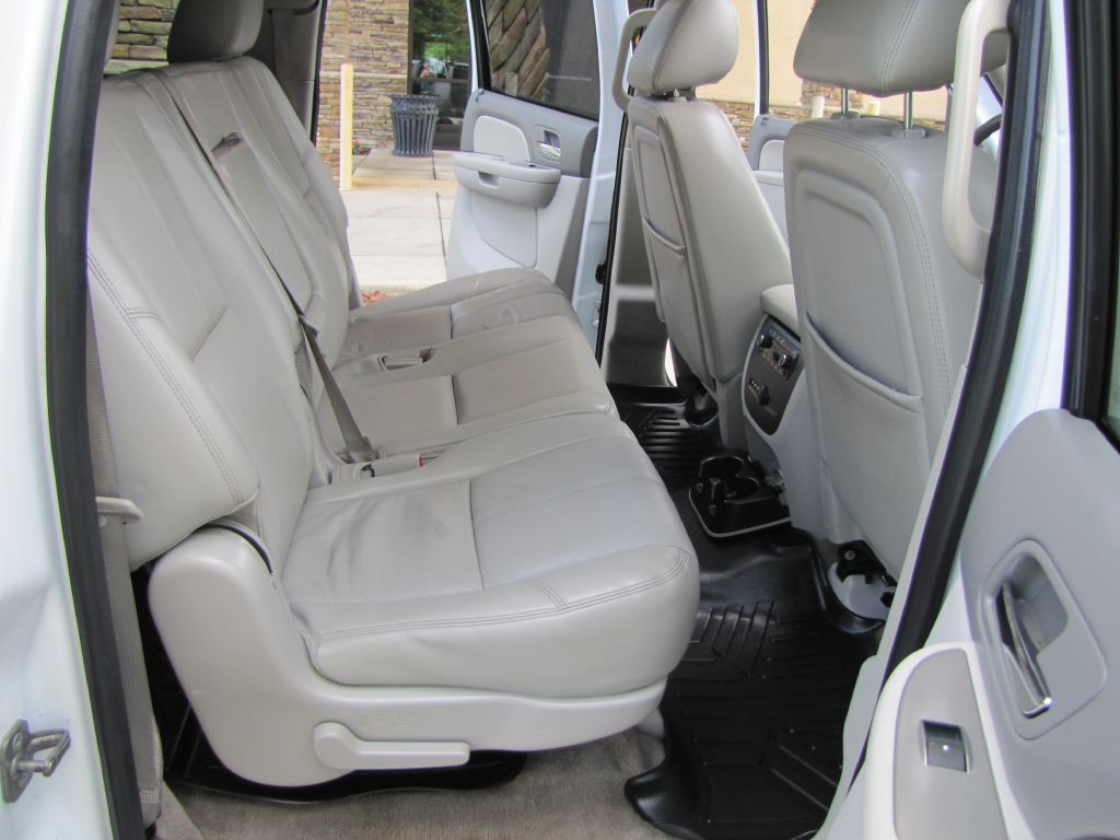 2012 Chevrolet Suburban Image 21