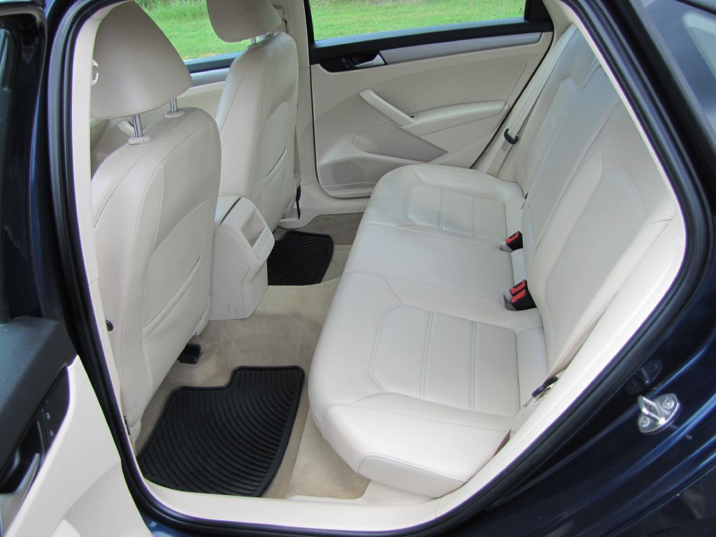 2015 Volkswagen Passat Image 16