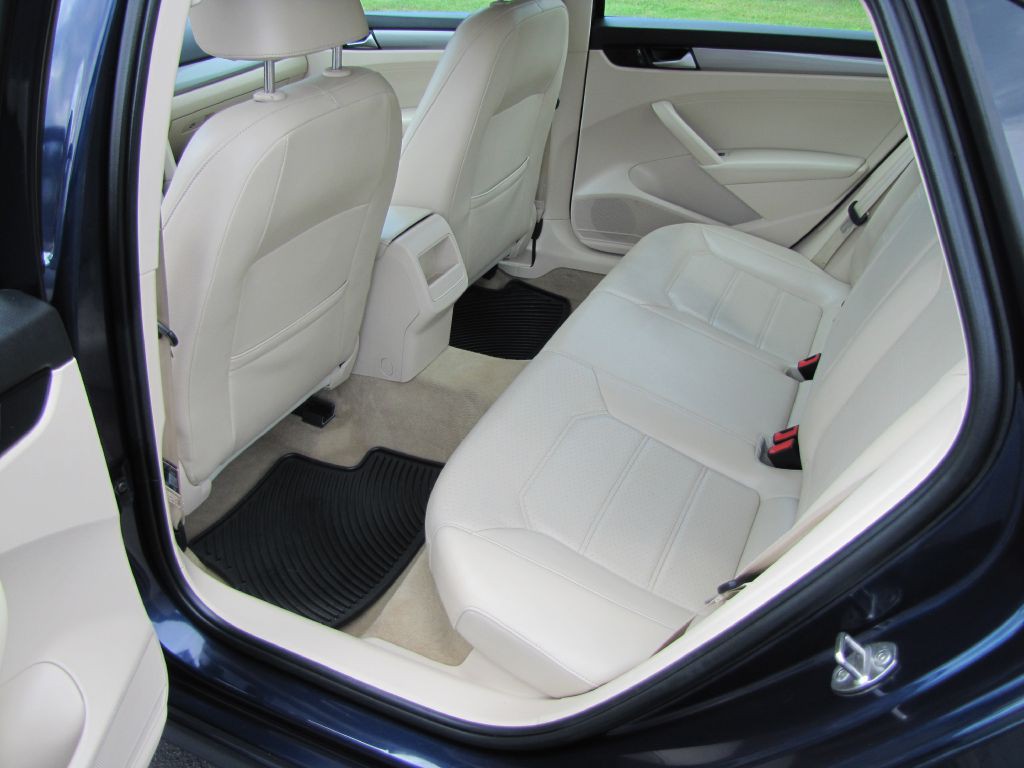 2015 Volkswagen Passat Image 17