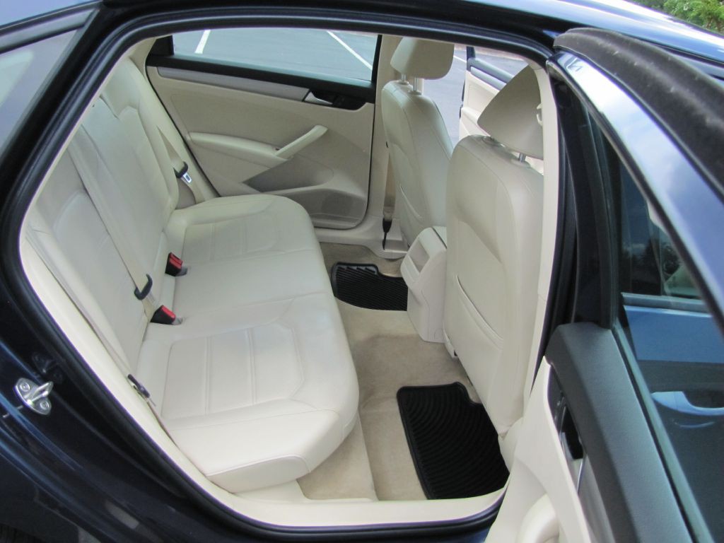 2015 Volkswagen Passat Image 18