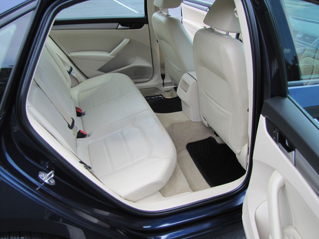 2015 Volkswagen Passat Image 19