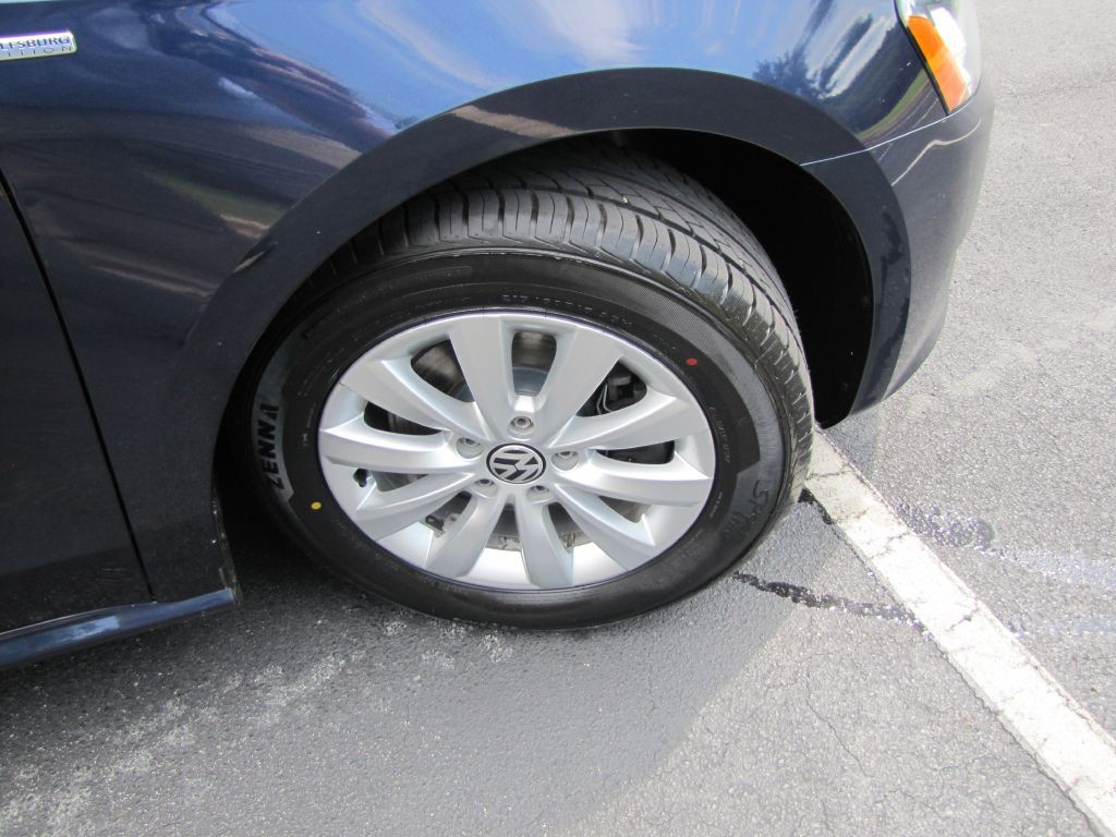 2015 Volkswagen Passat Image 23