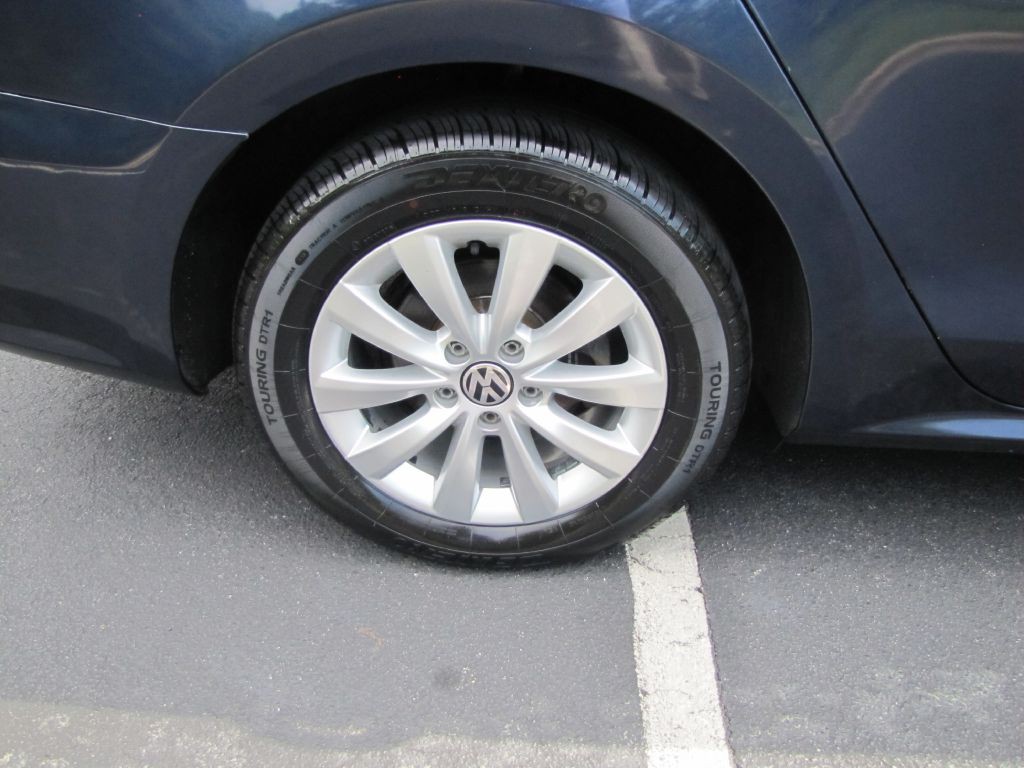 2015 Volkswagen Passat Image 25