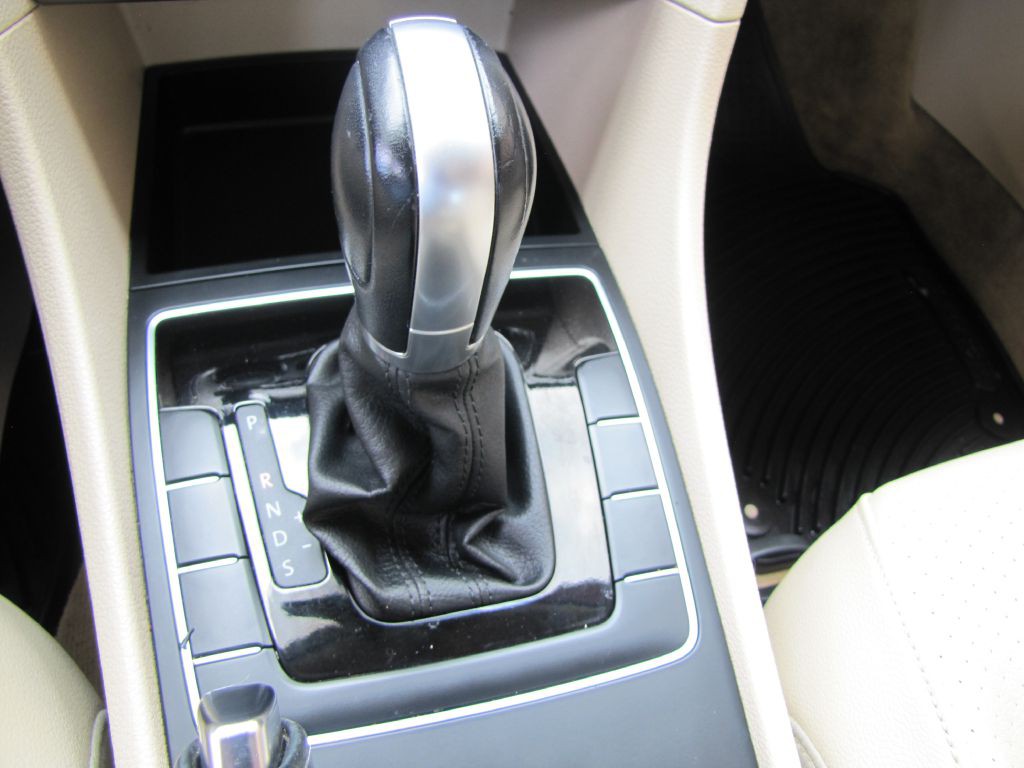 2015 Volkswagen Passat Image 32