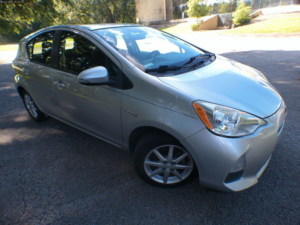 2014 Toyota Prius Image 2