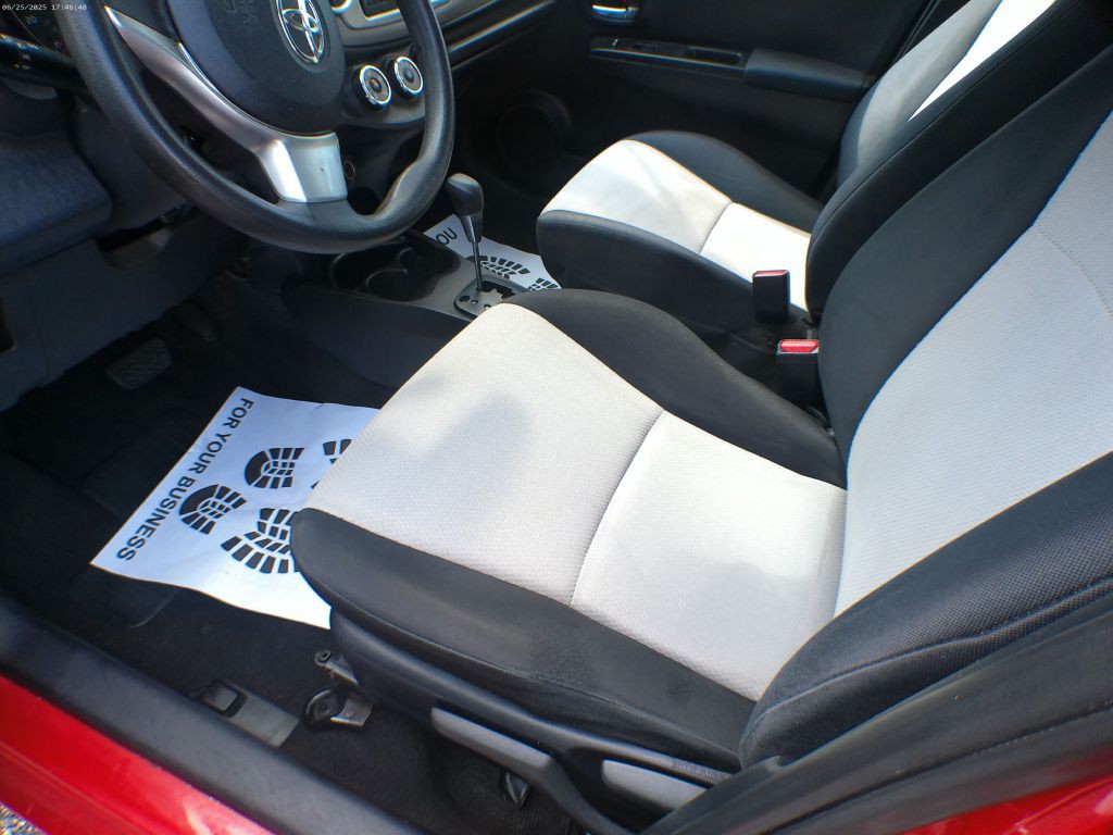 2013 Toyota Yaris Image 5