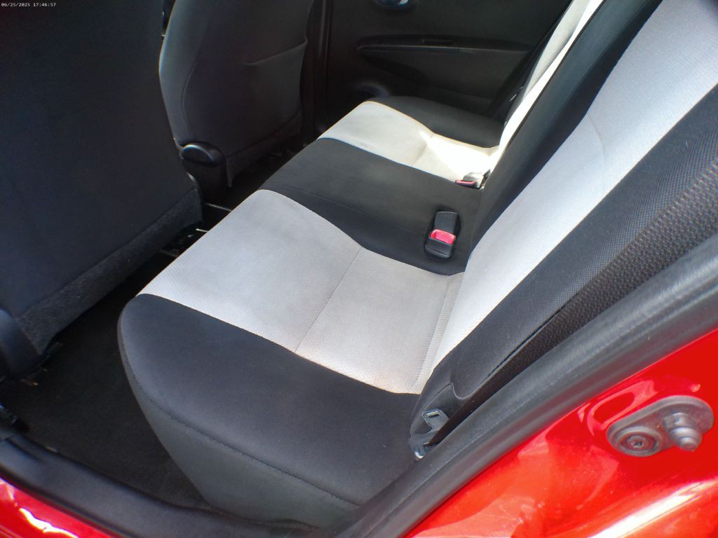 2013 Toyota Yaris Image 6
