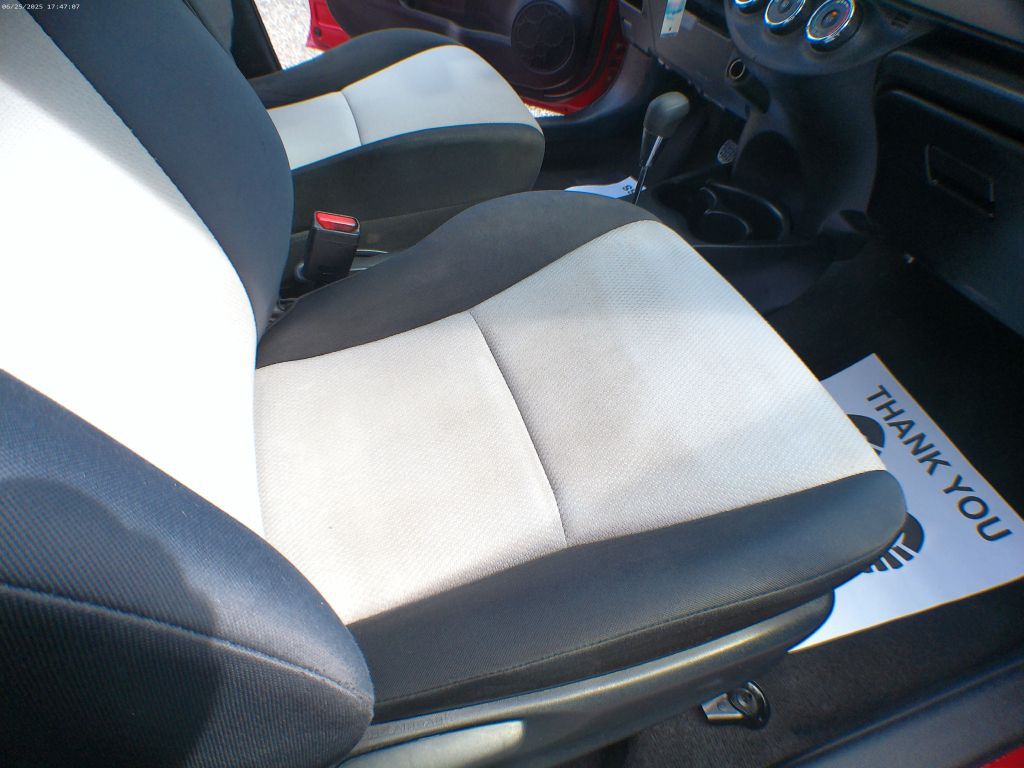 2013 Toyota Yaris Image 7