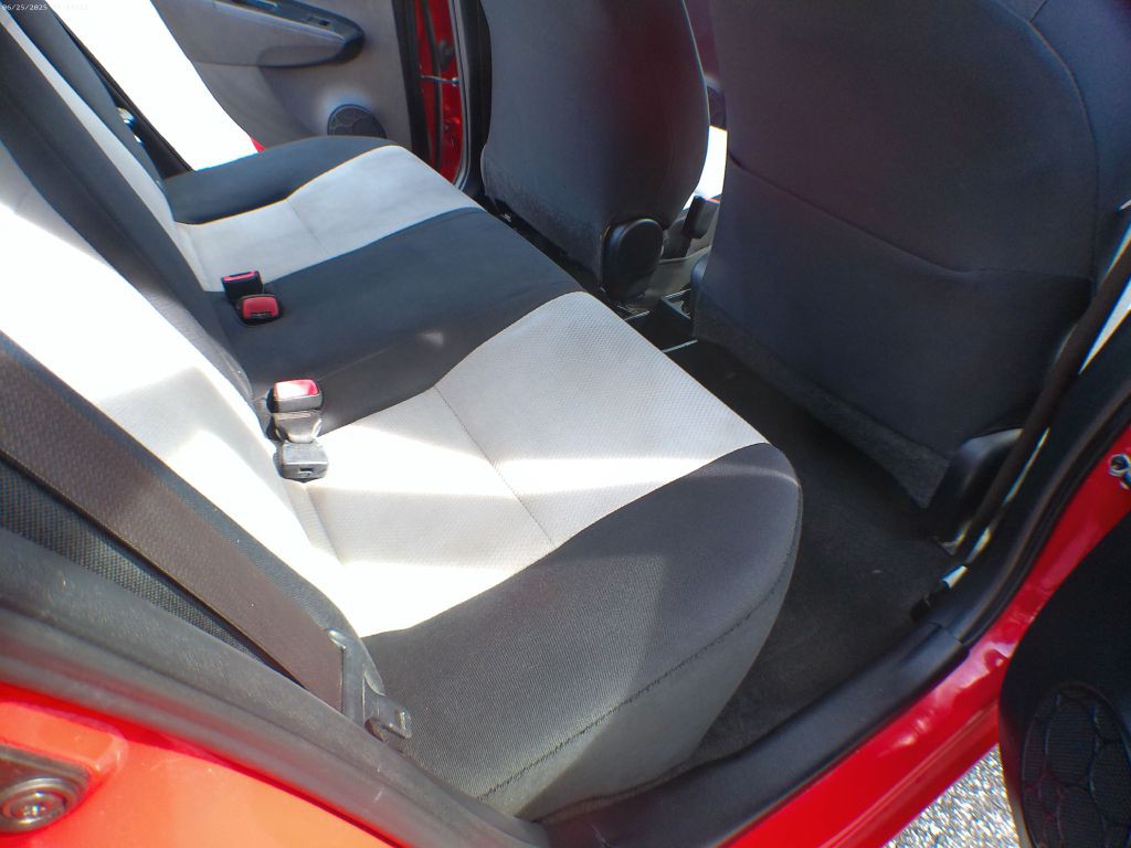 2013 Toyota Yaris Image 8