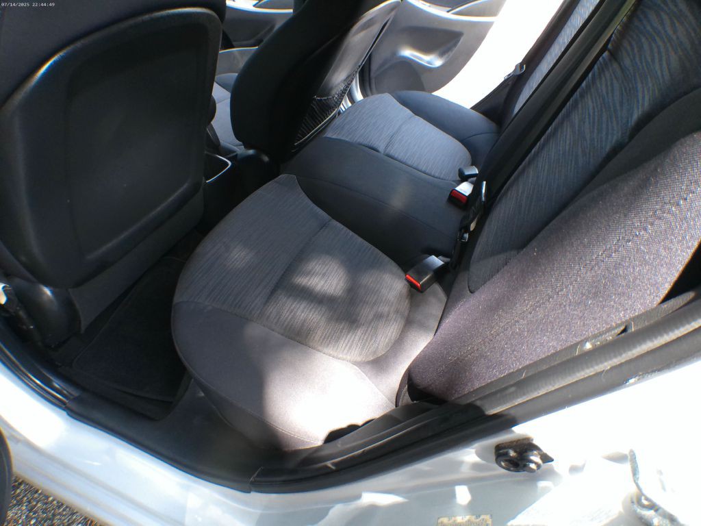 2015 Hyundai Accent Image 9