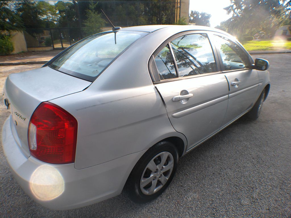 2011 Hyundai Accent Image 3