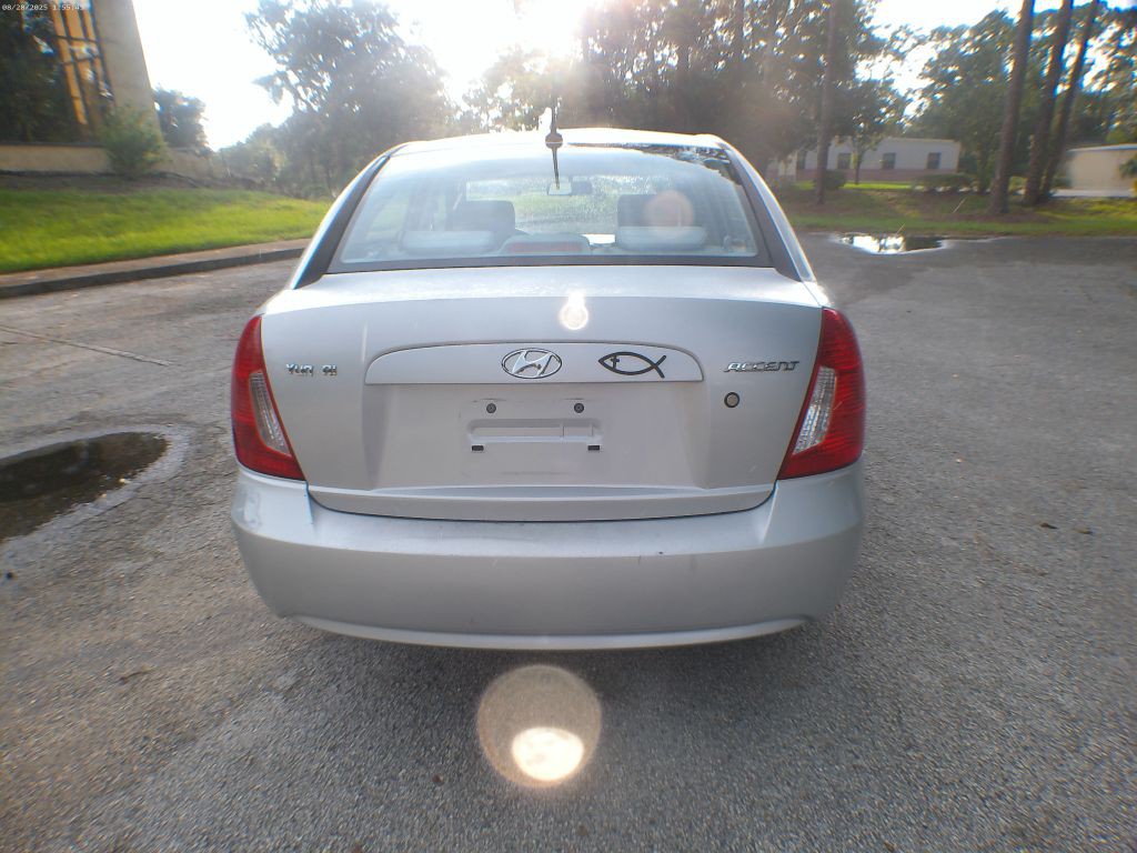 2011 Hyundai Accent Image 9