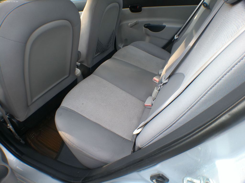 2011 Hyundai Accent Image 12