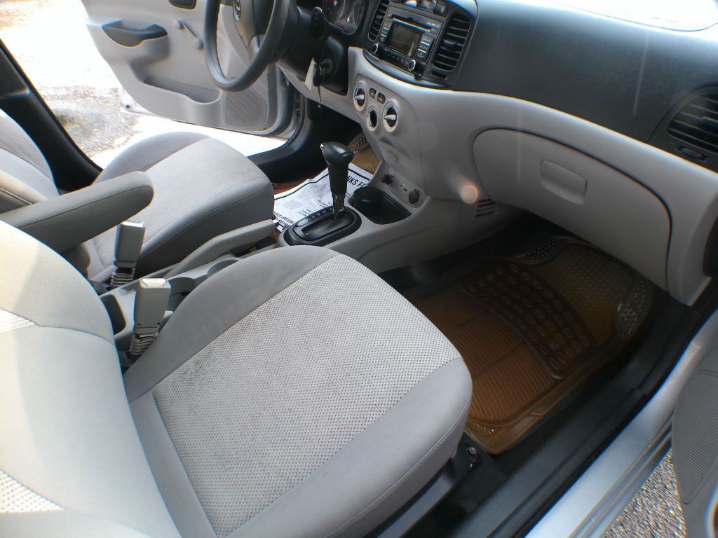 2011 Hyundai Accent Image 13