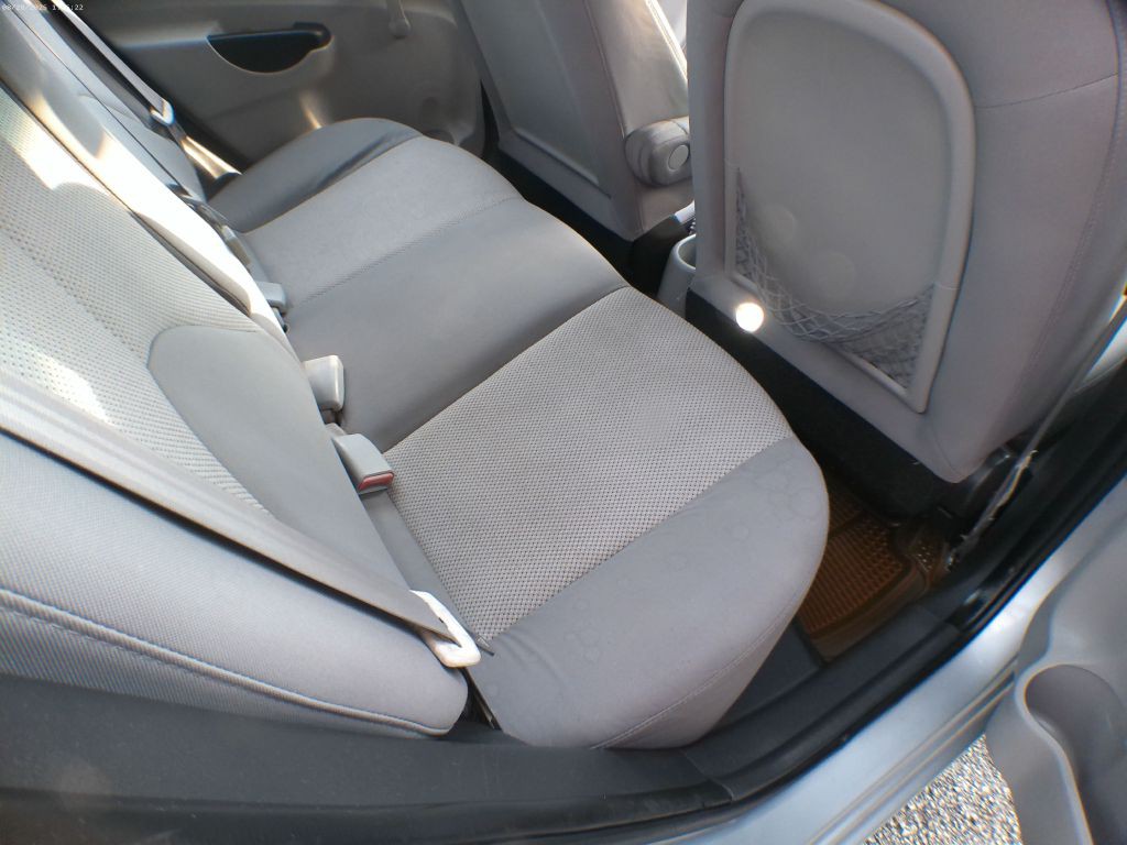 2011 Hyundai Accent Image 14