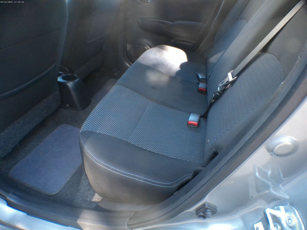 2015 Nissan Versa Image 4