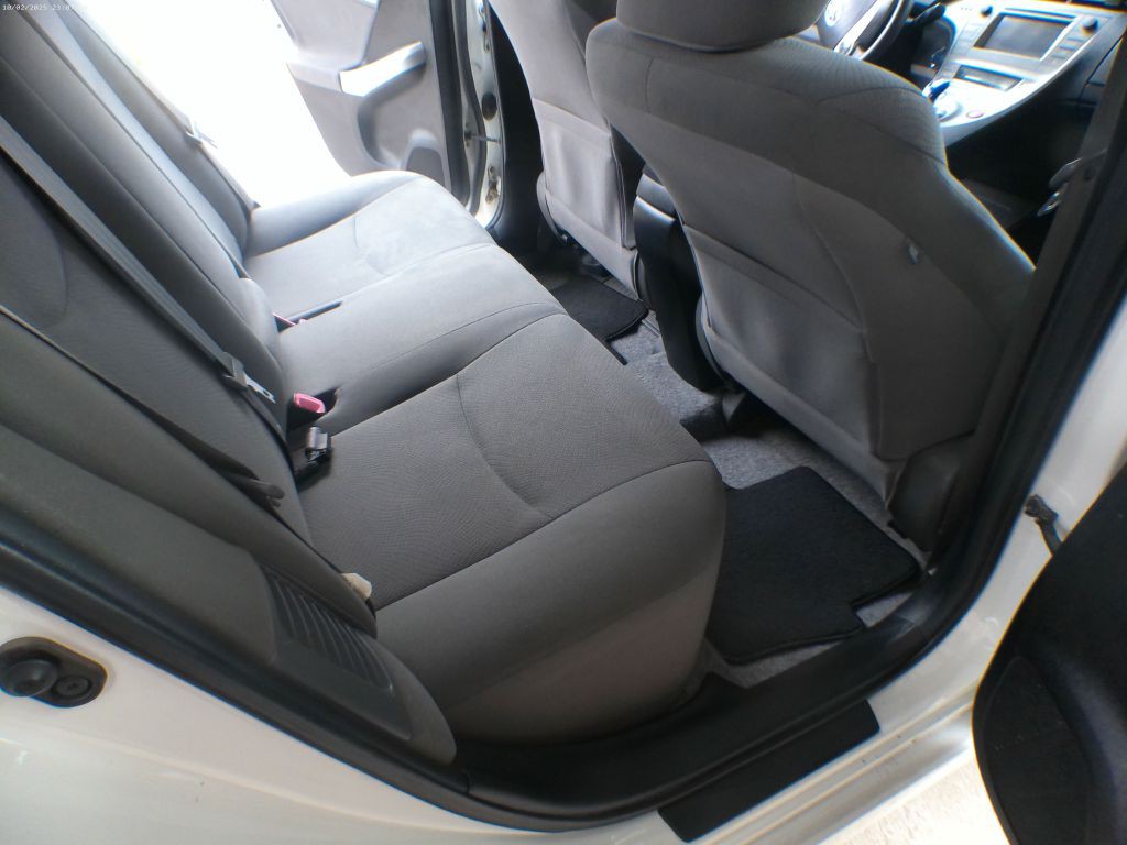2013 Toyota Prius Image 15