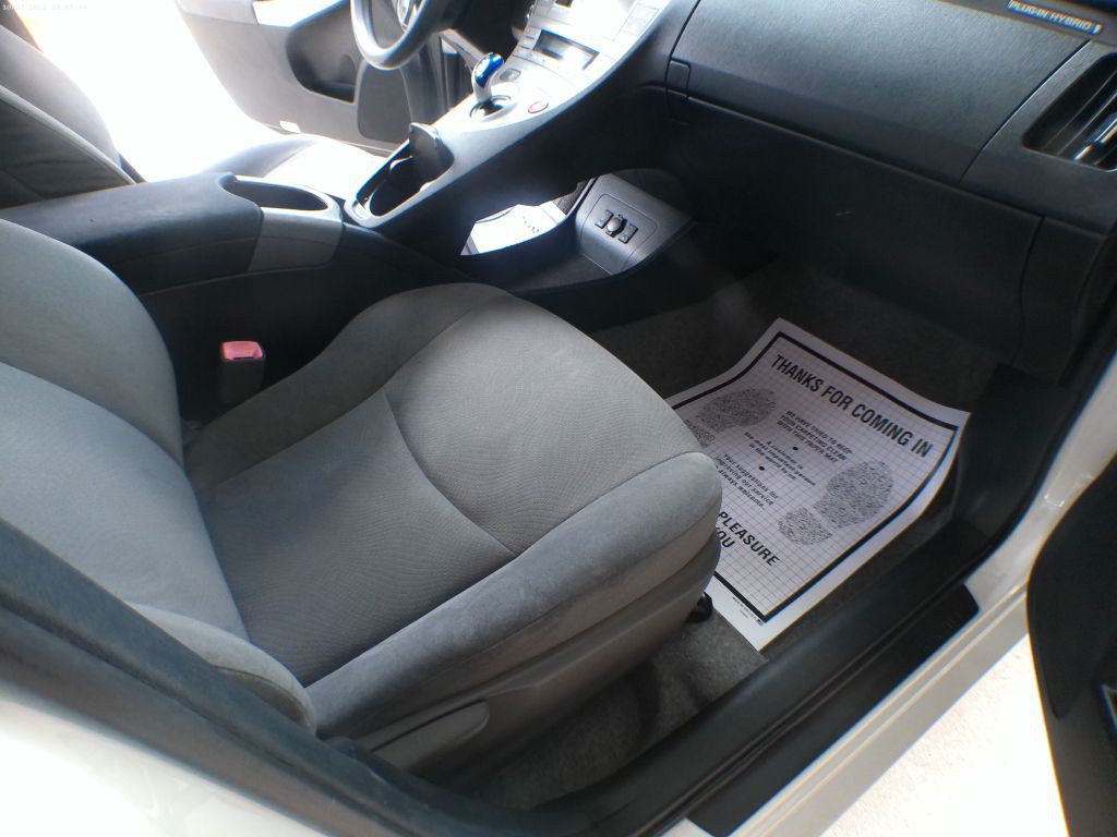 2013 Toyota Prius Image 16